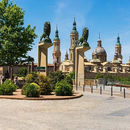 Junto Al Puente De Piedra