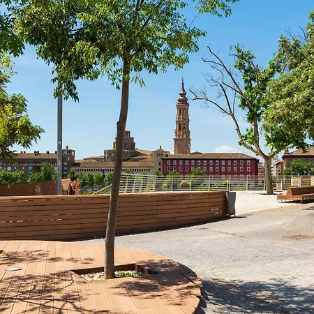 Junto Al Puente De Piedra