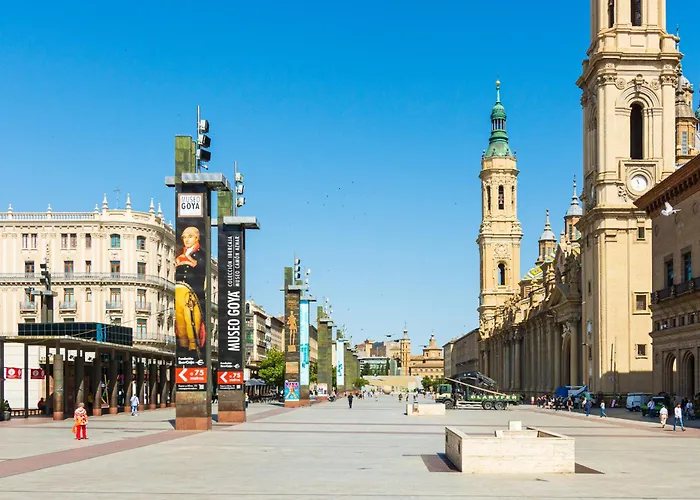 Junto Al Puente De Piedra Saragossa