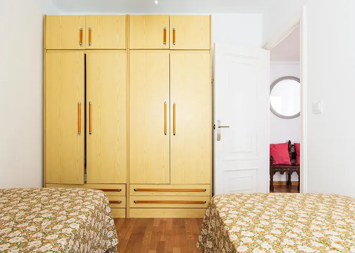 Junto Al Puente De Piedra Saragossa