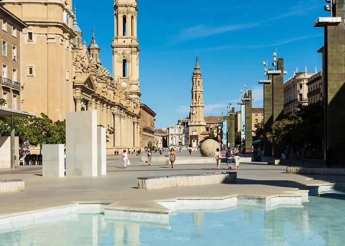 Junto Al Puente De Piedra Saragossa